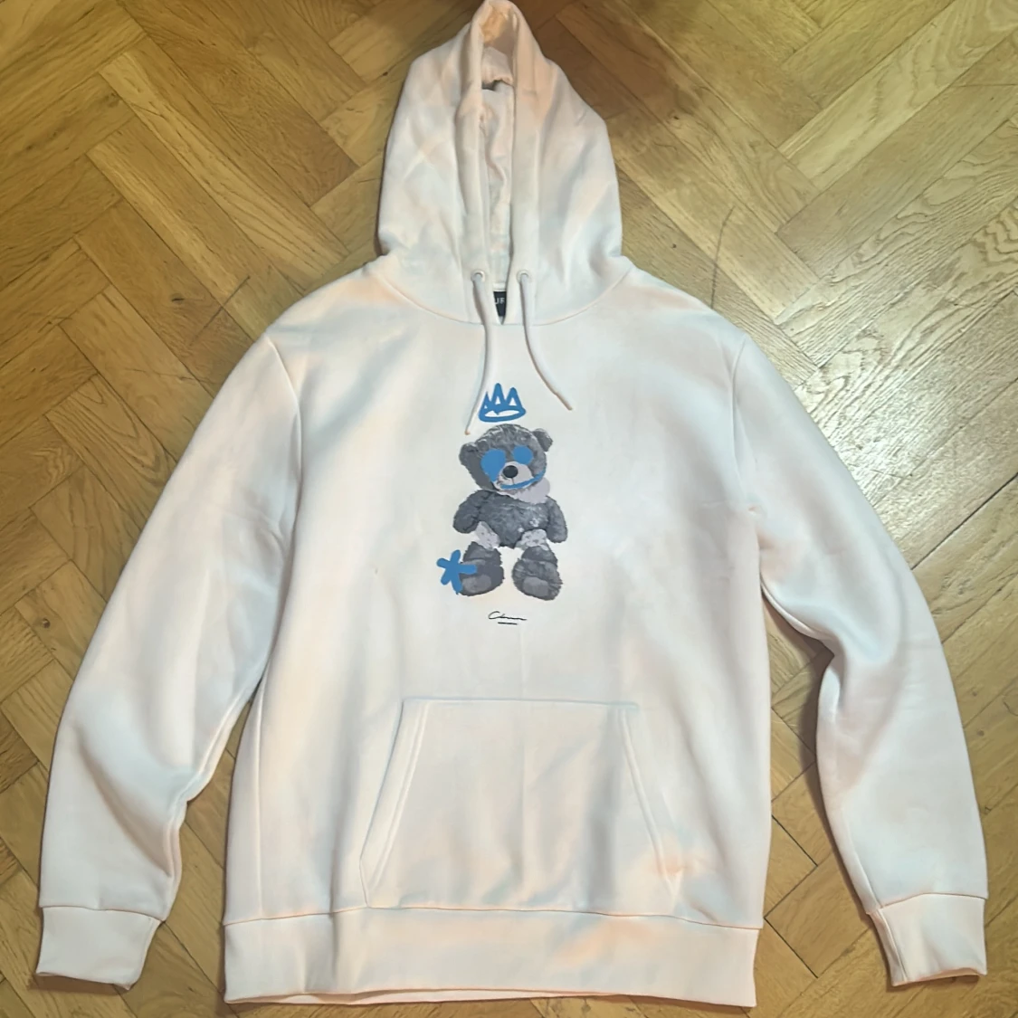 Vit hoodie med nalletryck från Closure - 1