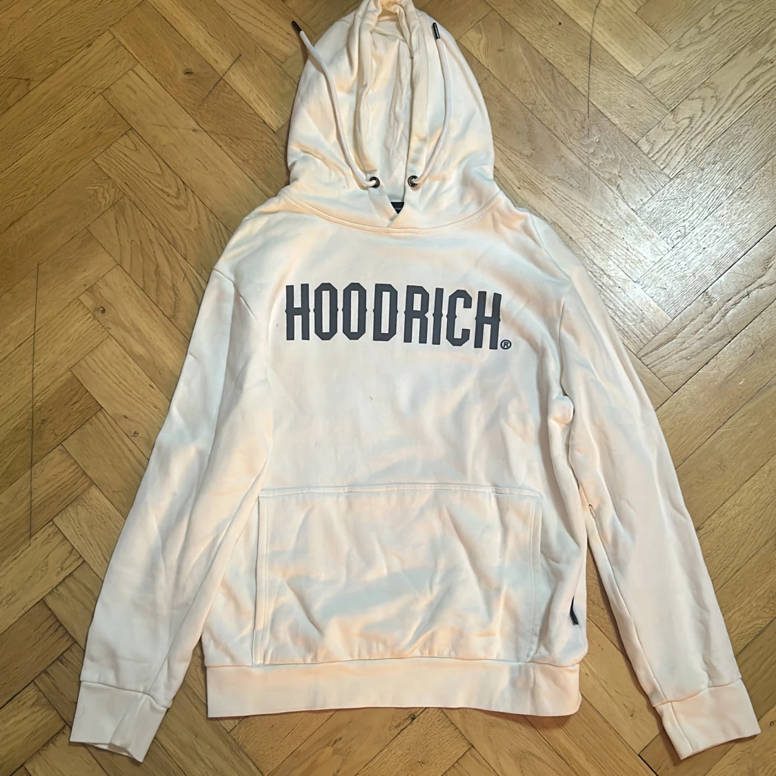Vit hoodie från Hoodrich med tryck