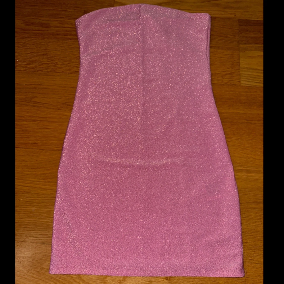 Rosa glittrig axelbandslös klänning - 1