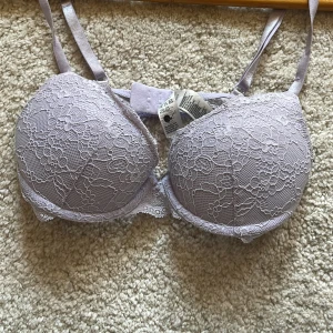 Ljuslila spets-bh med blommönster - Jättefin bh som tyvärr inte passar mig 💕.