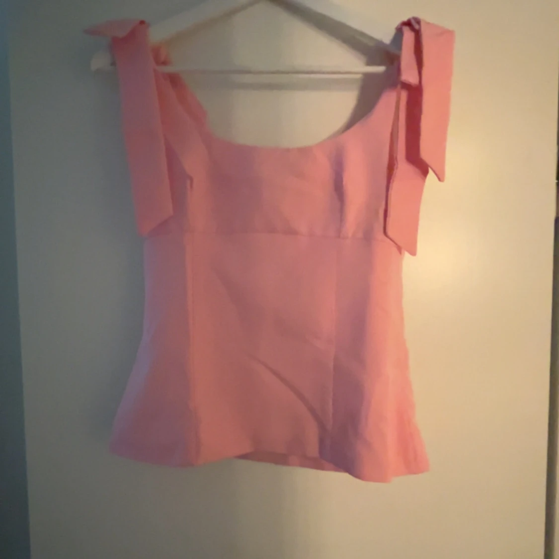 Rosa linnetopp med knytband