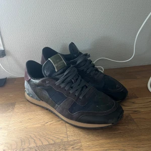 Valentino Rockrunner - Snygga Valentino Rockrunner sneakers i svart och grå med detaljer i mocka, skinn och syntet. . Perfekta för dig som gillar exklusiva sneakers. Inget OG, pris går att diskuteras, Hör av dig vid minsta lilla fundering💯