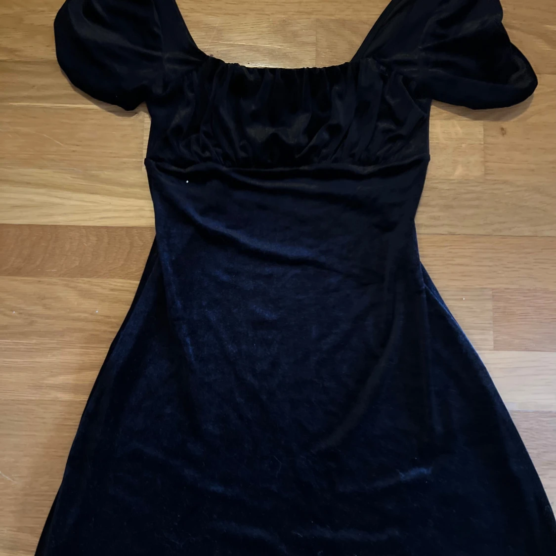 Svart sammetsklänning med puffärm