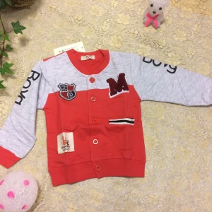 Färgglad kofta  med tryck - Kofta för barn med coola tryck och broderier, finns i rött eller blått med grå ärmar. Framsidan har knappar, ficka med randig detalj och patchar, baksidan har stort handavtryck och text. Långärmad och i mjuk bomull, perfekt för lek och chill. 100% bomull, 125kr/st.  helt ny 