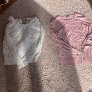 Vit blus med spets från Lindex - Supersöt vit blus från Lindex med diskret prickigt mönster och fina spetsdetaljer vid halsen. Luftigt tyg och lång ärm, perfekt för vår och sommar. Passar dig som gillar romantisk och feminin stil.