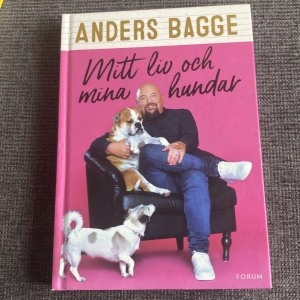 Mitt liv och mina hundar - En personlig och humoristisk bok där Anders Bagge berättar om sitt liv, utmaningar och kärleken till sina hundar. Perfekt för dig som gillar musik, starka berättelser och hundar. Inspirerande läsning för unga vuxna som vill veta mer om kända profiler och deras liv. Kan mötas upp i Trollhättan eller Alingsås. Kan skickas men då tillkommer en fraktkostnad.