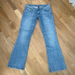 Blåa jeans - Supersnygga lågmidjade bootcut jeans i färgen blå! Vintage och går inte att få tag på längre! Storlek 9, midja: 42 cm, midjehöjd: 20 cm, innerben: 81 cm