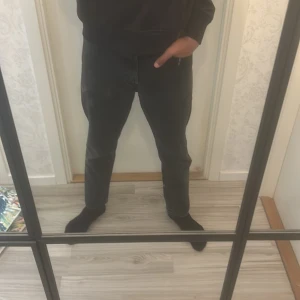 Svarta jeans Jack & Jones - Svarta jeans från Jack & Jones i loose fit-modell, modellen Chris. raka ben. Jeansen är tillverkade i bomull och har en snygg mörk tvätt som passar till allt. Perfekta för dig som gillar en avslappnad och bekväm stil.