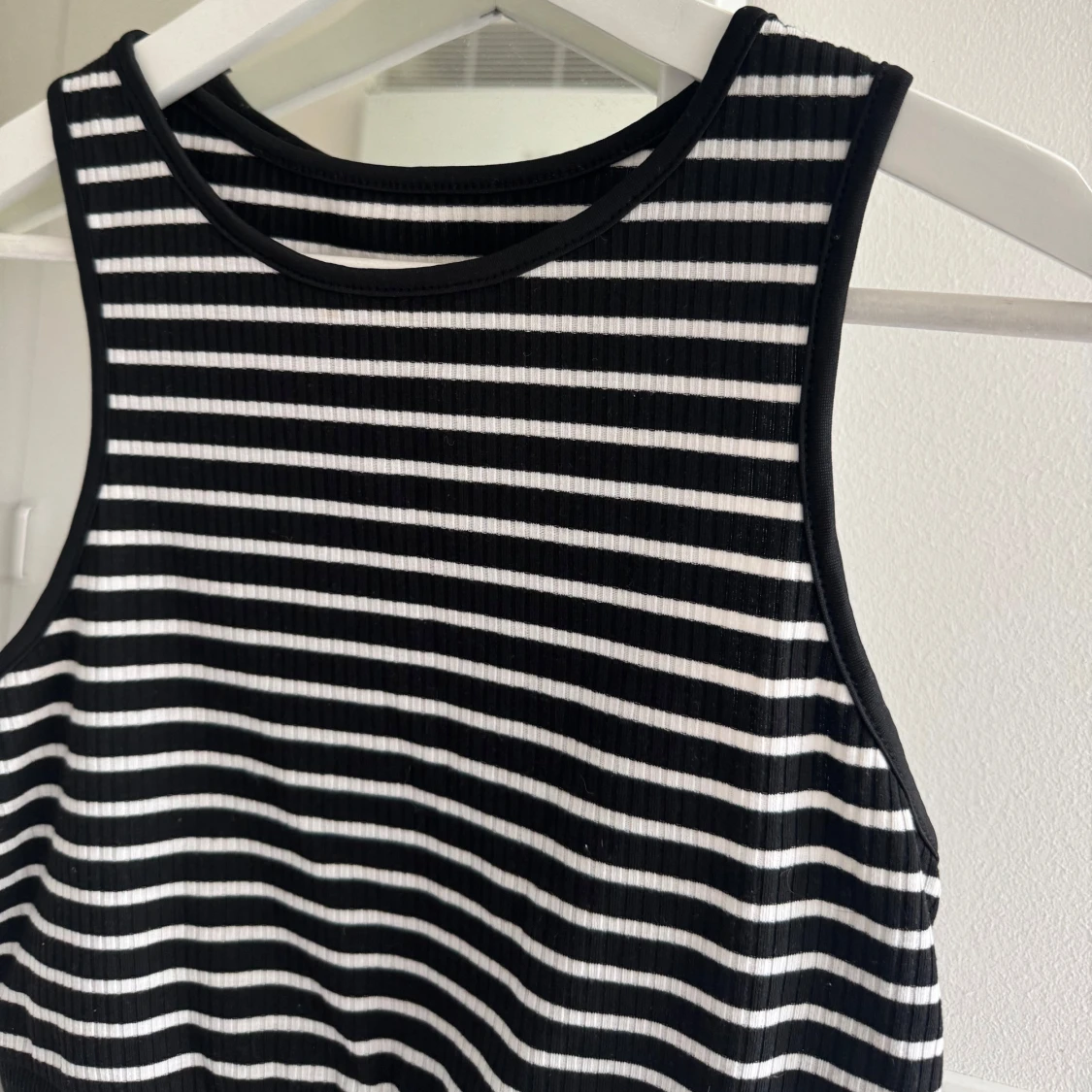 Svartvit randig ribbad linnetopp - 1