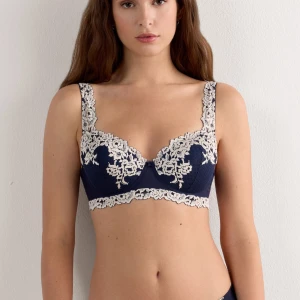 Mörkblå Intimissimi bh  - En superfin bh ifrån intimissimi i modell Sofia. Använd några få gånger. Säjer pga att den inte är i min storlek. Den kostar 519kr ny! 💕💕
