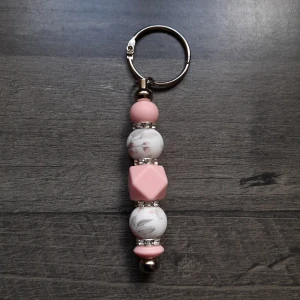 Handgjord nyckelring med rosa och vita pärlor - Söt nyckelring med pärlor i rosa och vita silikonpärlor. Mellan pärlorna sitter små glittriga detaljer. Perfekt accessoar för att piffa upp dina nycklar eller väska.