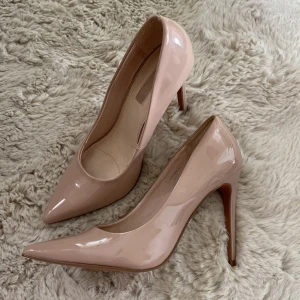 Beige klackar - Storlek 37. Från Topshop