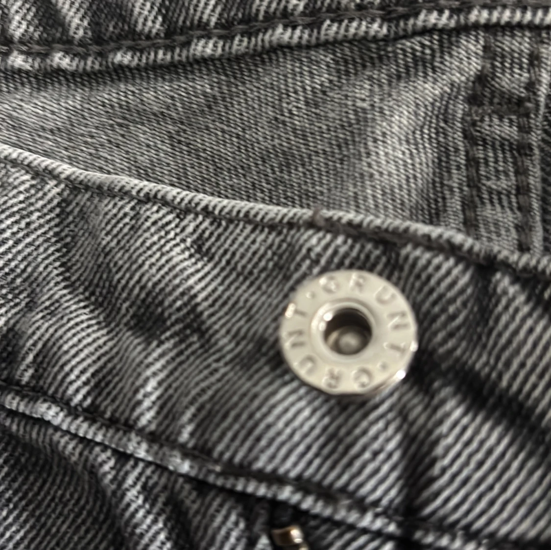 Grå jeans från Grunt i rak modell - 4