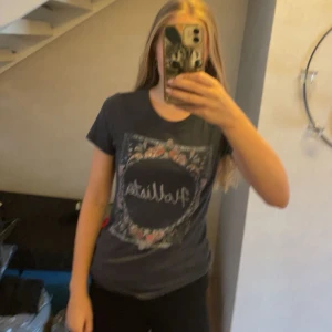 Mörkgrå Hollister t-shirt - Snygg mörkgrå t-shirt från Hollister med coolt tryck framtill i form av en dekorativ ram och logga. Klassisk rund halsringning och korta ärmar. Skön passform och mjukt material, perfekt till jeans eller shorts.🩶