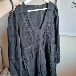 Zara klänning  - Jättefin zara klänning som endast är använd 1 gång, säljer då den är för stor. Storlek XS men passar nog också S.💕💕