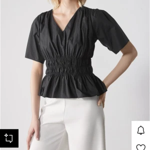 Svart blus med v-ringning och smock - Jätte snygg blus som passar till allt! använd 1 gång så är i ny skick har även kvar prislappen💕