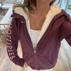 Vinröd Hollister zip med mjukt foder - En zip från Hollister i storlek M. Tröjan är i mycket fint skick. E16. Jag skickar alltid inom 24h! Se fler liknande zip tröjor i min profil! 