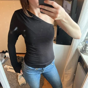 Tröja med en arm - Jätte fin tröja som passar både till vardag och fest!