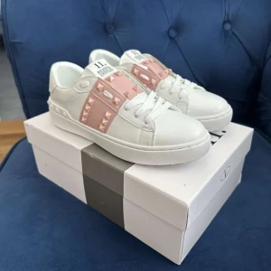 Valentino Rockstud sneakers vit/rosa - Säljer ett par snygga valentinos i storlek 37, dom är knappt använda några få gånger bara. Säljer dom för har tröttnat på dom. Priset kan diskuteras💸💕(jag har inte tagit bild på skorna) 