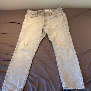 Jack and jones jeans - Modellen är chris/loose, använd i ungefär ett år men är i bra skick, storleken är 32 vid midjan och 30 i längd