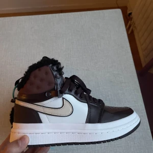 Nike Air Jordan 1 Acclimate ”Chocolate” - Helt nya och sjukt snygga Air Jordan passar absolut till nästan alla stilar, väldigt bekväma bra för både hösten och sommaren. Priset går att diskuteras