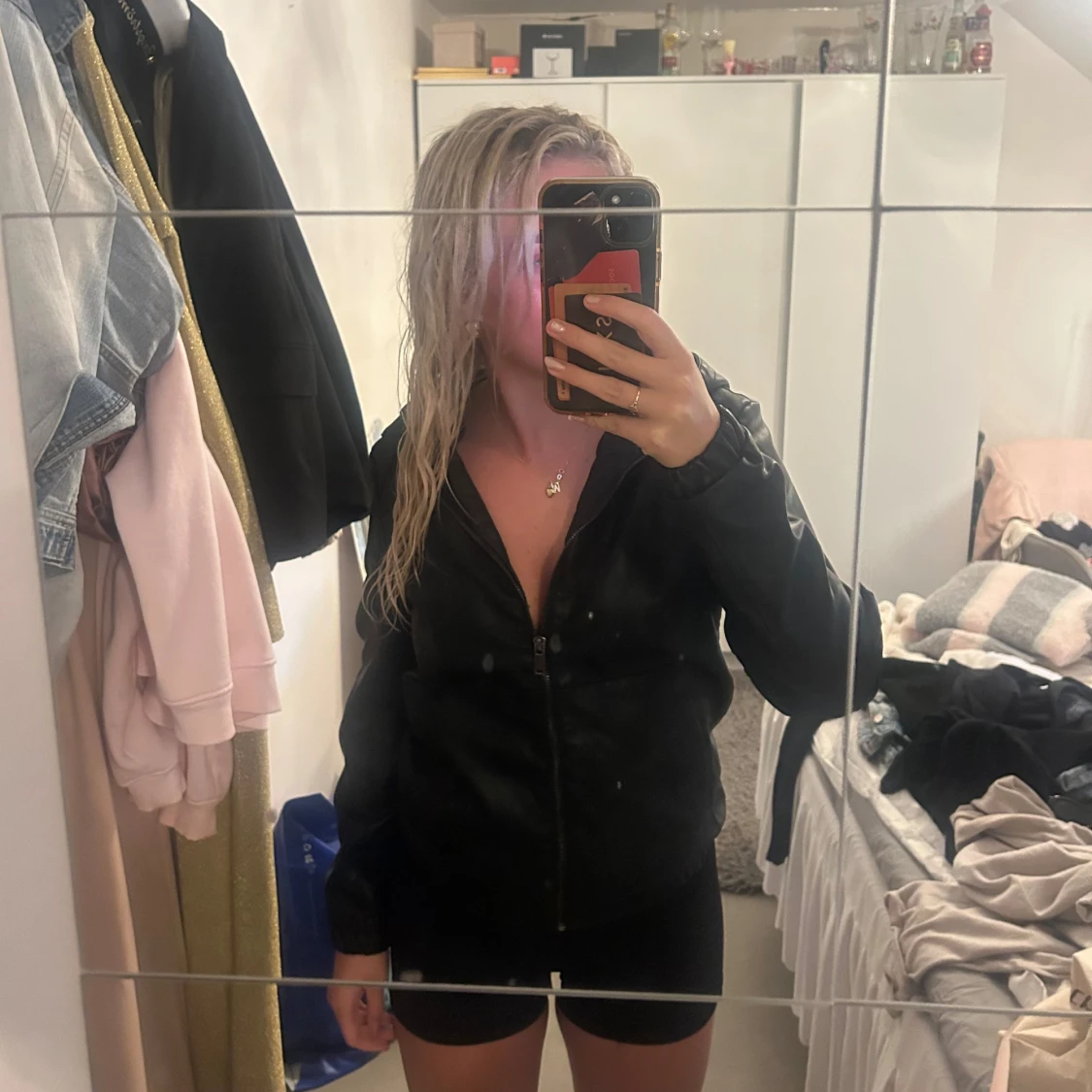 Svart skinnjacka med huva