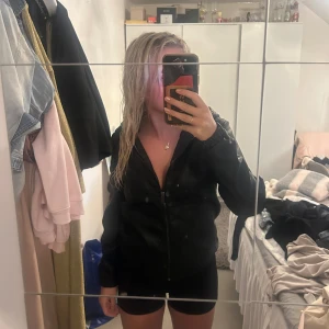 Svart skinnjacka med huva - Säljer en svart skinnjacka som även är en regn jacka med dragkedja och huva. Storleken skulle jag säga passar en Xs/S om man inte vill att den sitter åt! Aldrig använd! 🤗 