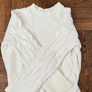 vit stickad tröja från 157 - vit stickad tröja från 157🤍tröjan har flätmönster längs ärmar och lite överallt❣️perfekt för en clean look till höst och vinter, nästan inga tecken på användning🥰