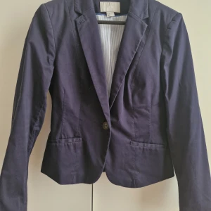 Blå kavaj  - Använd men i ok skick. Något ljusare I färgen från ny