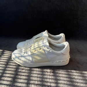 Valentino Open | 41,5 - Storlek: 41,5 Skick: Väldigt bra skick. Tillbehör: Inga tillbehör Denna modell är stor i storleken. Vi rekommenderar därför att gå ned 0,5-1 storlek.