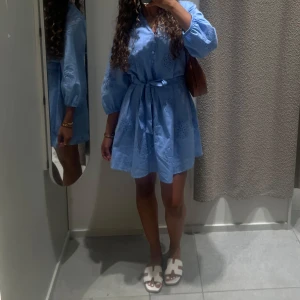 Blå zara klänning  - Söt blå kortklänning. Klänningen har trekvartsärmar och broderade detaljer. Använd en gång.