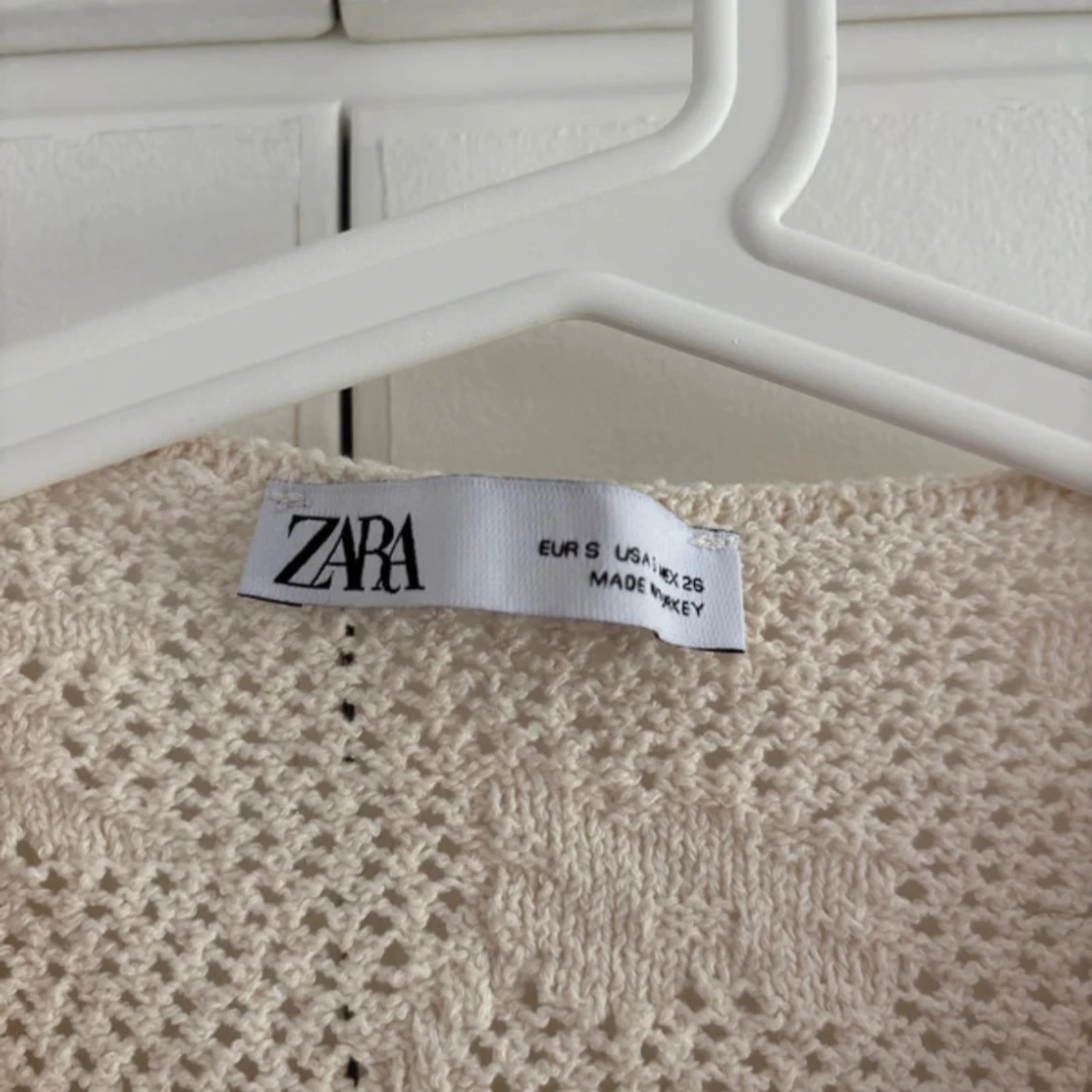 Beige spetsblus med volangärm från Zara - 3