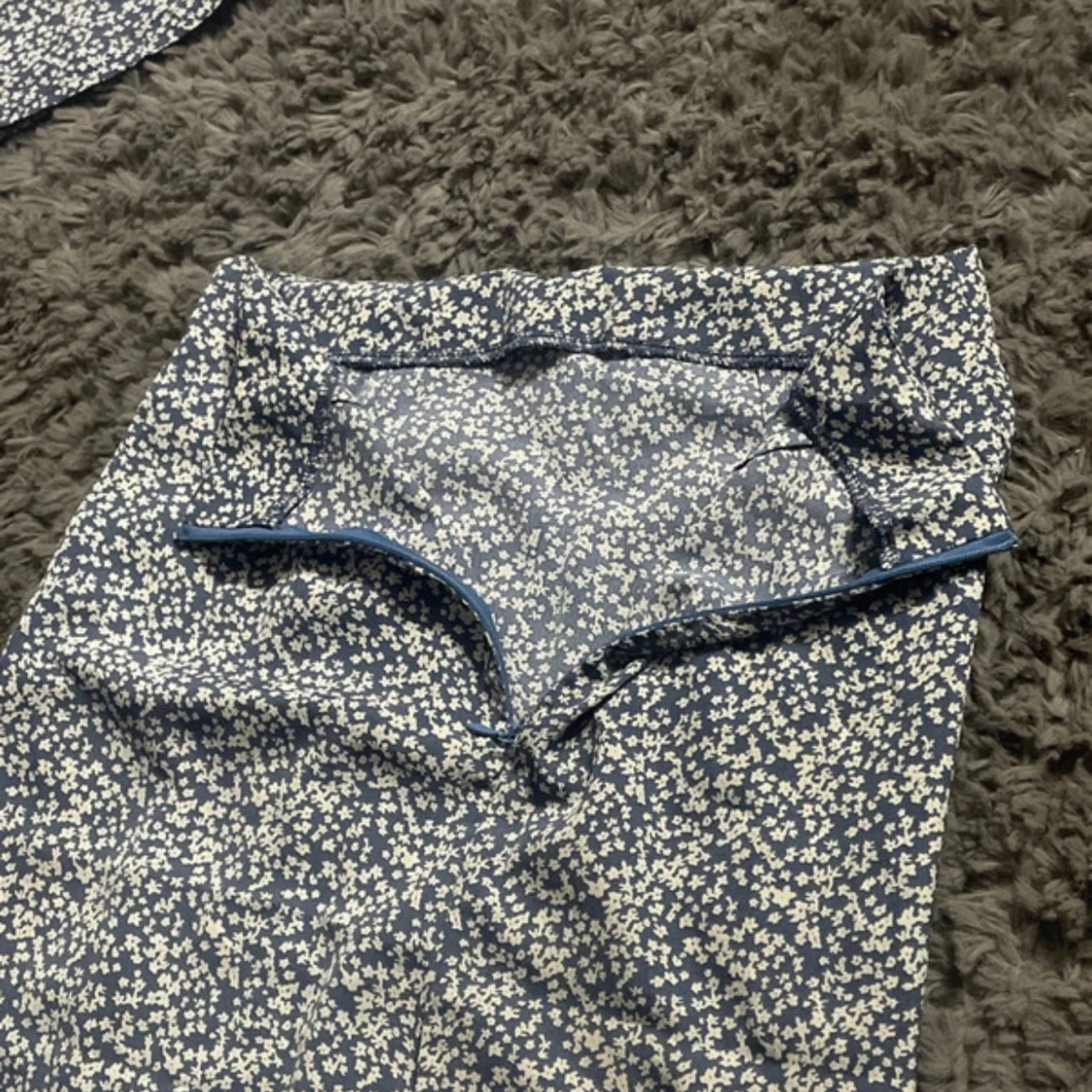 Blommig blå kjol och topp  - 3