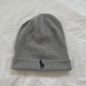 Mössa - Grå Ralph lauren mössa 