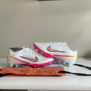 Nike Mercurial  fotbollsskor elite  - Säljer ett par Nike Mercurial elite  fotbollsskor i storlek 43 som aldrig är använda.