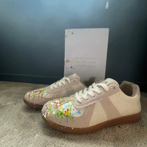 Maison Margiela skor  - Maison margiela i stolek 42 men skulle säga att den passar 41. Dem är i fint skick bara använda ett fåtalgånger men såklart tvättade nu. Hör av er om ni har frågor.