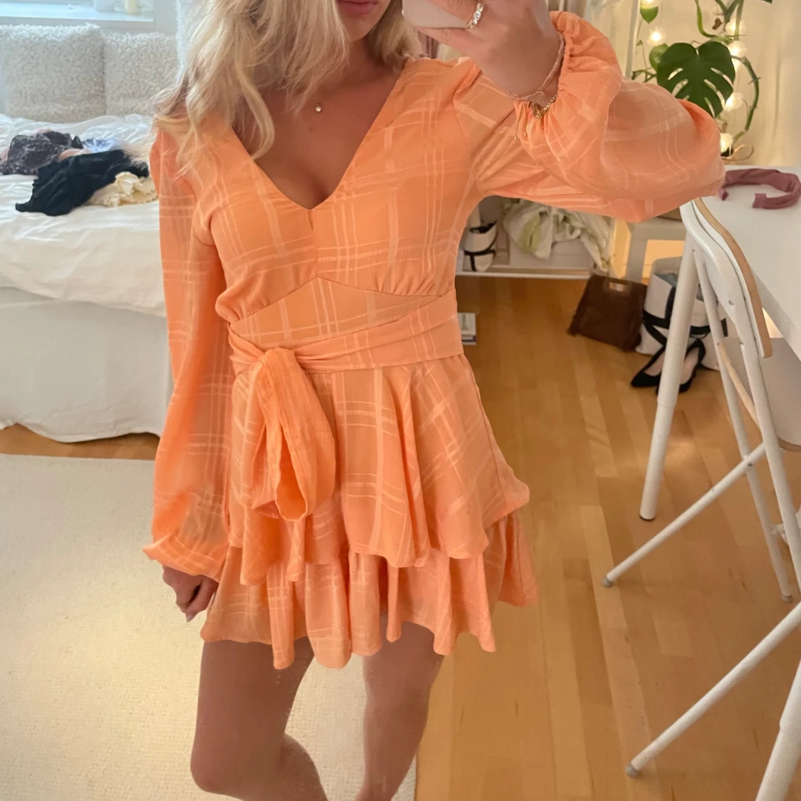 Persikofärgad kort omlottklänning - 1