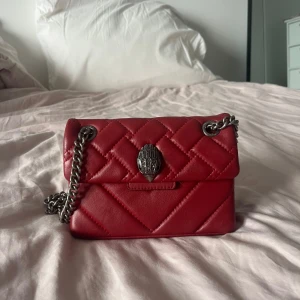 Kurt Geiger väska - röd lite axelväska från Kurt Geiger (går även att ha crossbody)  i toppen skick! Inga defekter och väldigt sparsamt använd