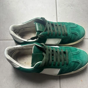 Valentino Flycrew sneakers grön/vit mocka - Tjena! Säljer nu dessa svin snygga Valentino Flycrew skor! Storleken är 42🙌 Endast tre nitar av! Nyligen inlämnande hos en skomakare så inget alla sömmar osv är i toppen skick. Det enda som är slitet är insidan! Dustbag ingår endast!! För fler frågor eller bilder är det bara att skriva🤝OBS: skorna är stora i storleken! 