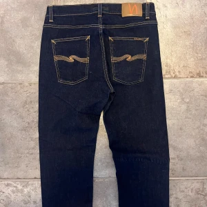 Nudie LeanDean - Säljer dessa RawDenim Nudie jeans i modellen LeanDean(Slimfit) jeansen är i storlek W33/L32 men passar mindre, jeansen är i mycket fint skick och måtten är, midja-40, längd-100, hör av dig vid funderingar!💯
