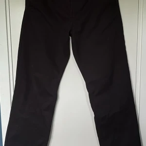 Svarta byxor från Sweet Sktbs - Svarta byxor från Sweet Sktbs med rak passform. Byxorna har knapp och dragkedja framtill samt bälteshällor. Byxorna är knappt använda, väldigt fint skick. 