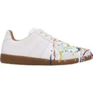 Vit sneaker med färgstänk från Maison Margiela - Byte margielas mot Flycrews använt typ 3 gånger 