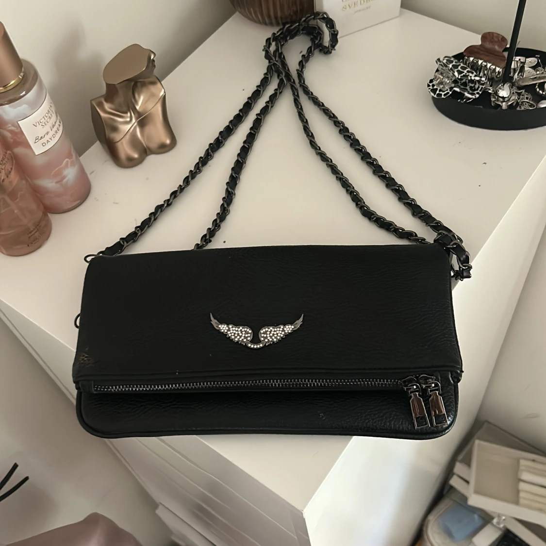 Svart axelväska med kedjerem