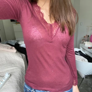 Röd intimissimi spetströja - Vinröd spetströja från intimissimi💗 fint skick med några mindre skador som syns på bilderna💗 storlek M💗 pris är diskuterbart