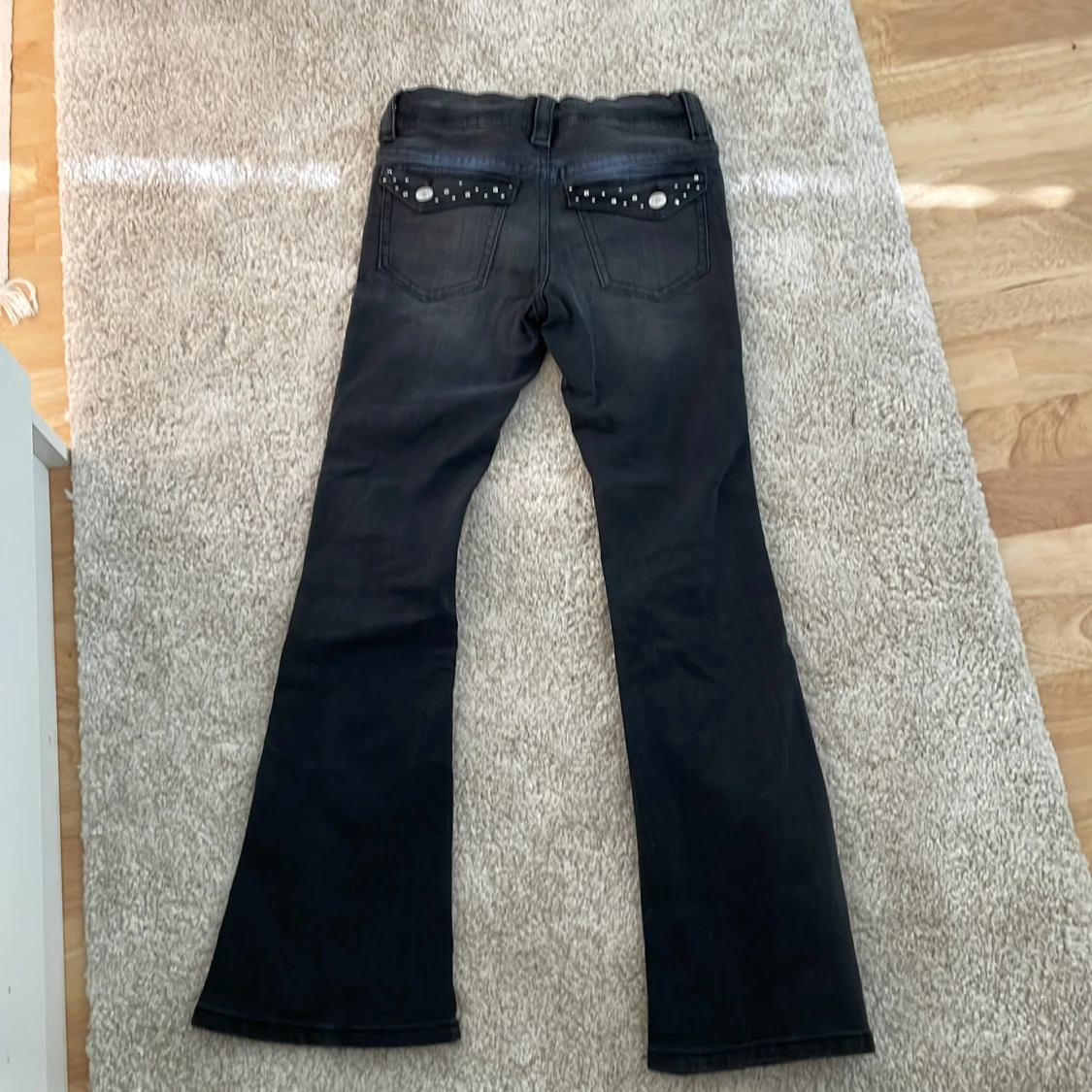 Svarta bootcut jeans med nitar från H&M - 2