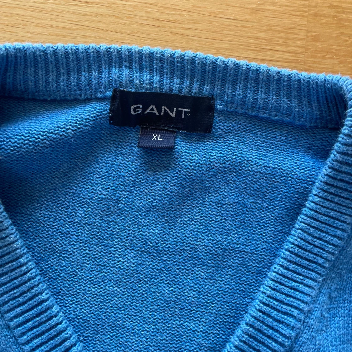Vintage Blå v-ringad tröja från GANT XL - 1
