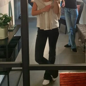 Low waist bootcut jeans  - Såå snygga Low waist bootcut jeans från Zara. Dem säljs inte längre🥰 Storlek 32 men väldigt stretchiga, är 165 cm och dem sitter bra men lite långa på mig. Är lite slitna längst ner där bak, skriv privat för bilder på det🥰