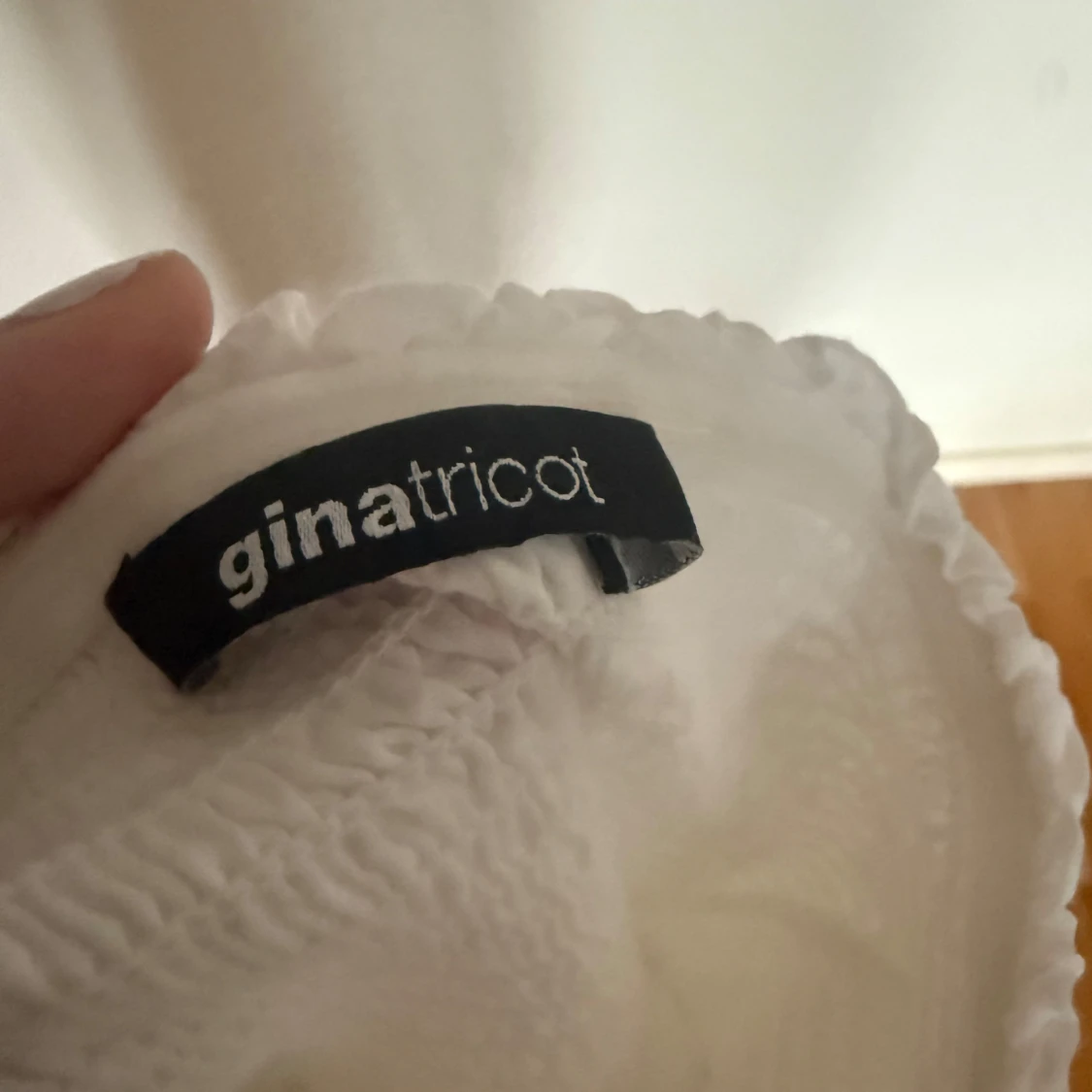 Vit smockad klänning Gina Tricot - 1