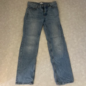 Gina Tricot perfect jeans straight  - Säljer dessa Mid Rise straight jeans från Gina Tricot då de är för små för mig