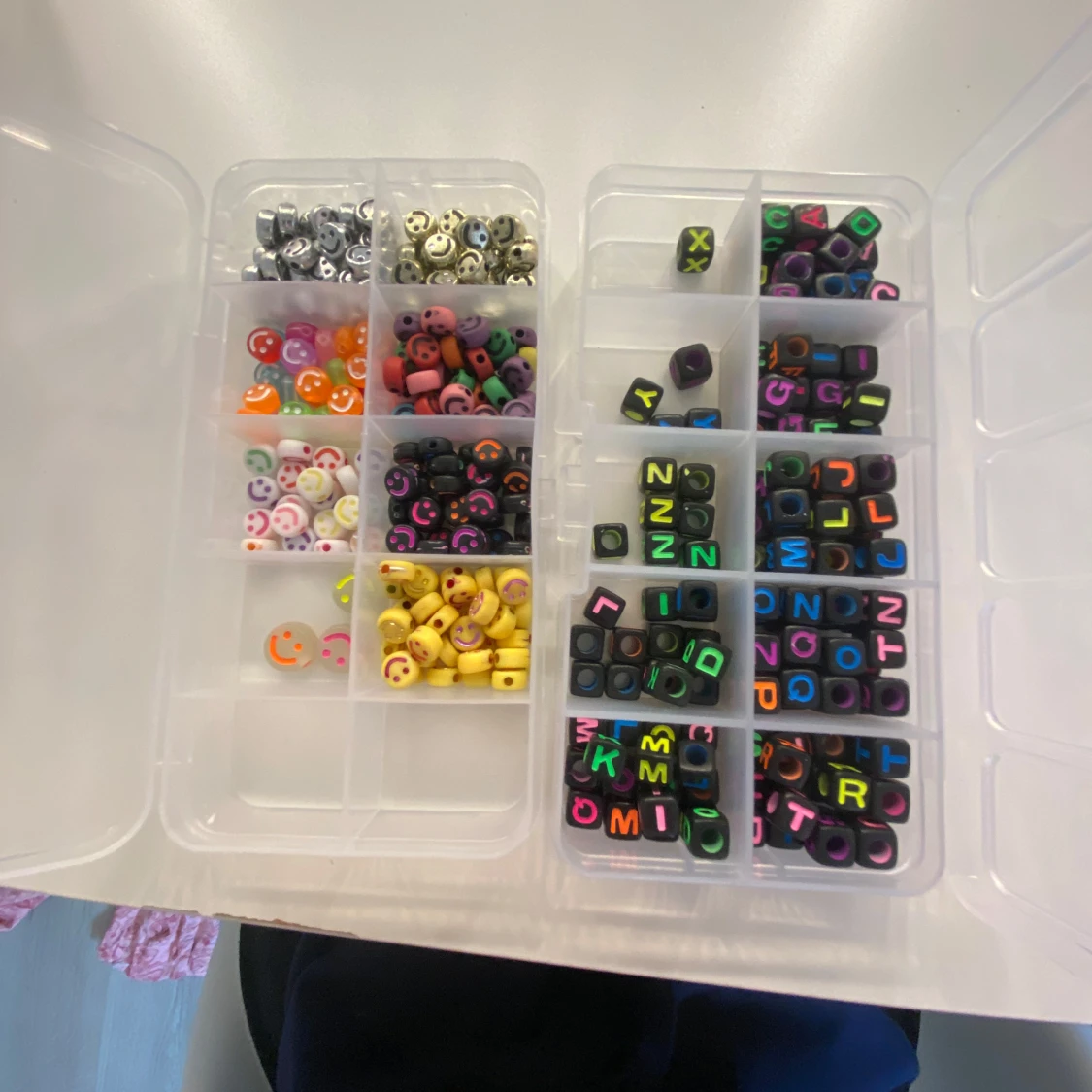 Pärlkit med smileys och bokstäver